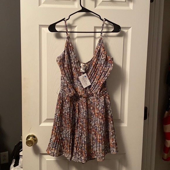 Cute romper for the summer! Brand new…. Size: M - Picture 2 of 4